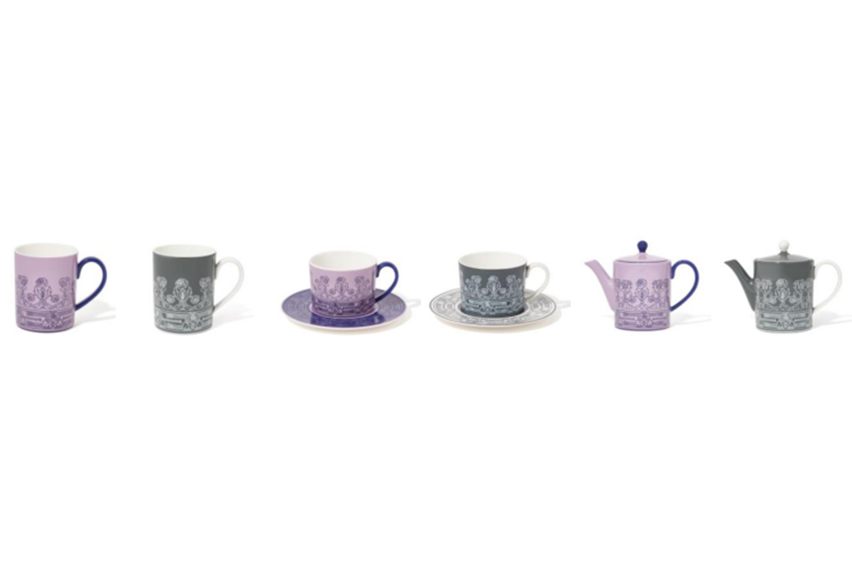 左から・マグ／￥1,200（税込） カップ＆ソーサー／￥2,000（税込） ティーポット／￥3,000（税込）