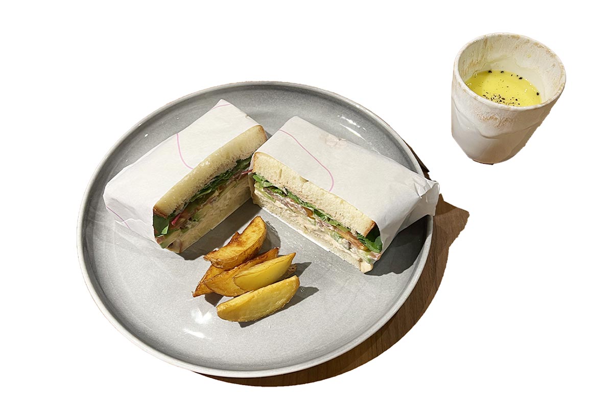 ごまを食べて育った豚のプルドポークサンドイッチ・季節のスープ付／¥1,200（税込）