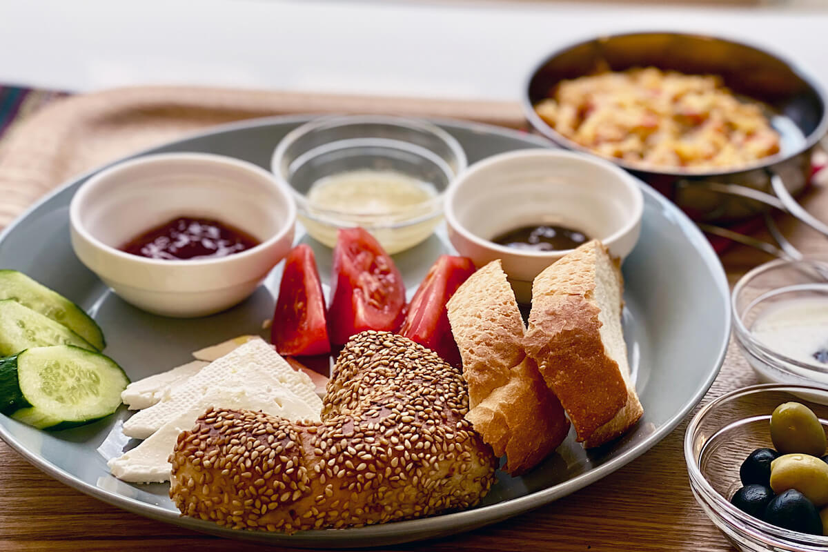 トルコでの基本の朝食スタイル。リング状にねじりたっぷりのゴマをまぶしたスィミットはトルコを代表するパンのひとつ。