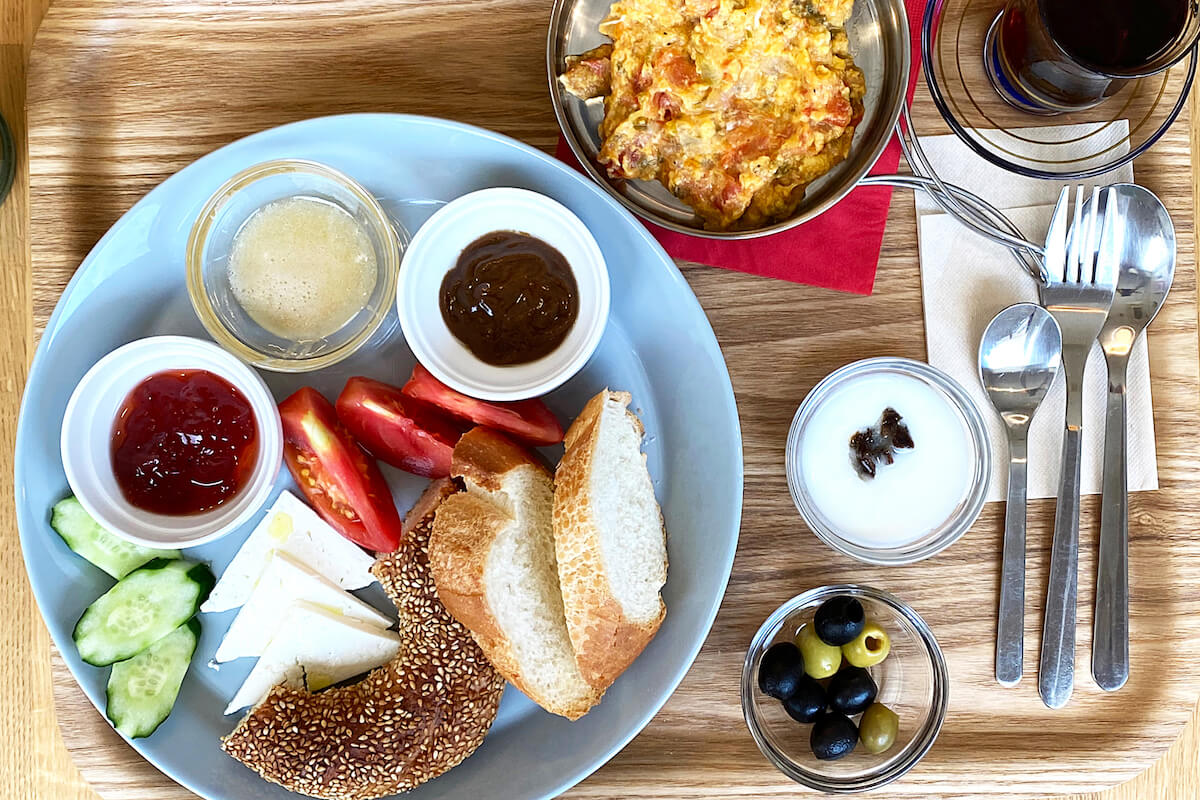 トルコ式朝食「カフヴァルトゥ」。本場トルコではテーブルに乗りきらないほどの料理を時間をかけて食べる。※この朝食は2日間のみのメニュー