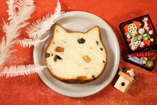 “ねこ型高級食パン”「ねこねこ食パン」が新年を彩る！　黒豆×わらび餅がぜいたくな“和ハーモニー”