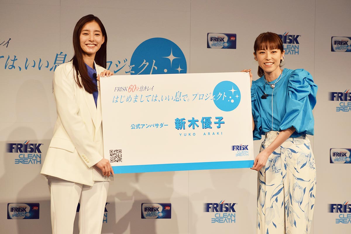 「FRISK」のイベントに登場した新木優子さん（左）、若槻千夏さん（右）