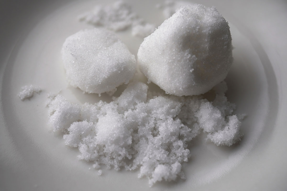 塩と砂糖は固まる原因が違う…？