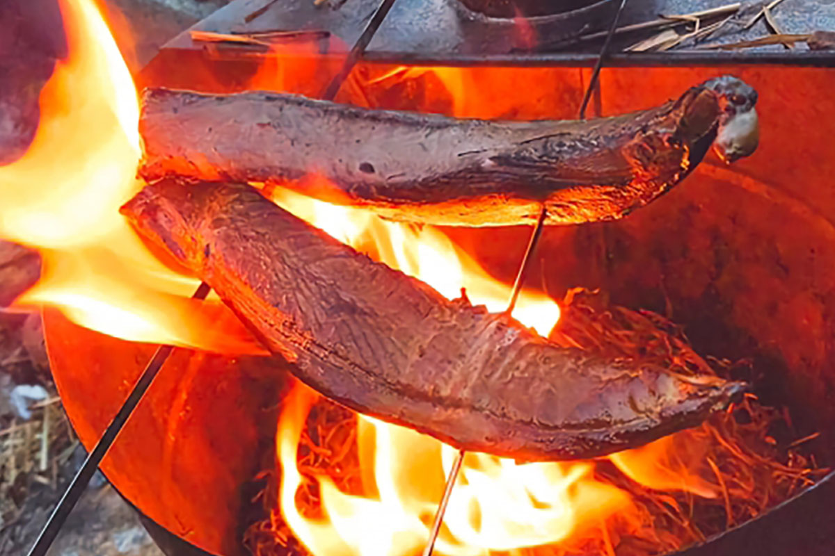 ▲豪快に藁(わら)焼きすることで、食べやすくなり、風味もアップ!