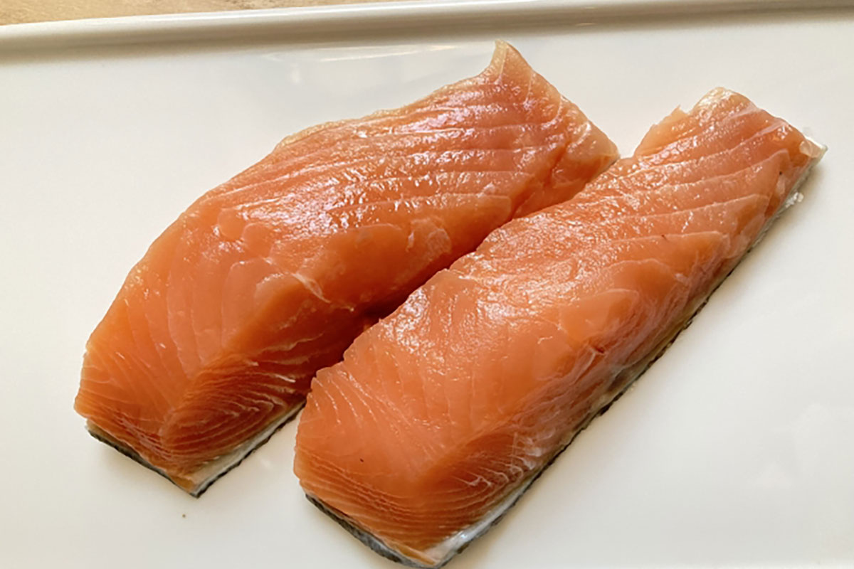 ▲今が旬の「秋鮭」。淡いオレンジ色で脂ノリは控えめ。蒸し焼き(ちゃんちゃん焼き、ホイル焼き)やバター焼き、ムニエル、フライと相性良し。