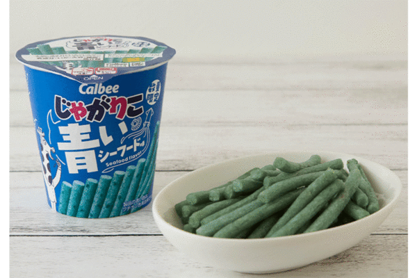 「じゃがりこ」が真っ青に！？《青いじゃがりこ シーフード味》史上初“青いスティック”に反響集まる！