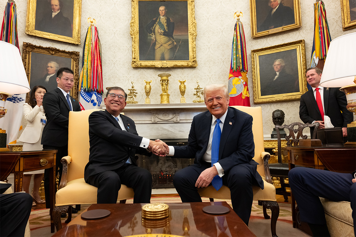 石破首相（左）とトランプ大統領（The White House、@WhiteHouse）