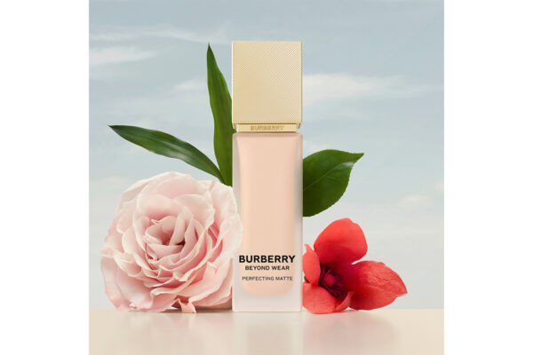 【BURBERRY】バーバリーから“トレンチコート発想”のベースメイクライン　リキッドやクッションファンデ