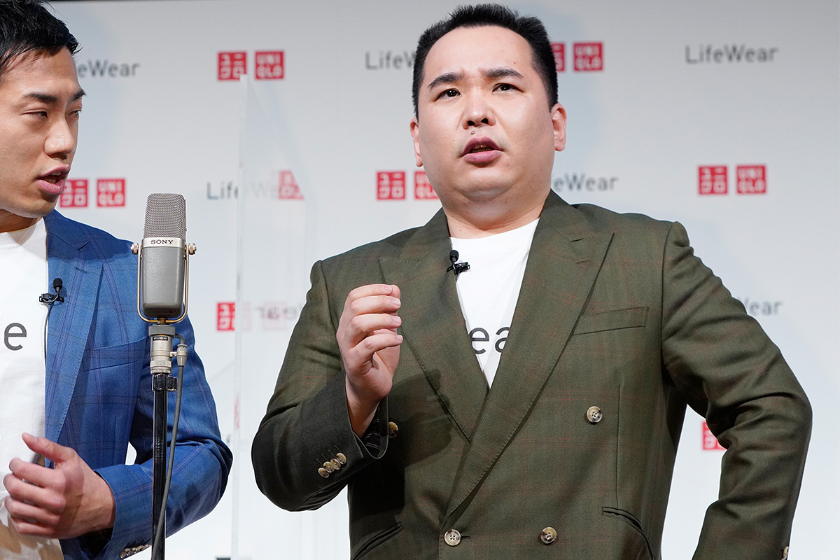 ミルクボーイの内海崇さん(右)と駒場孝さん(左)(2021年2月11日、時事通信フォト)