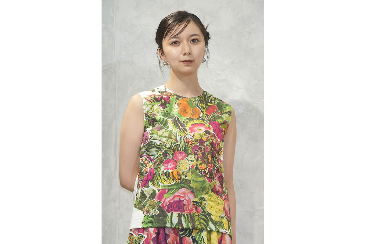 「MARNI FLOWER GARDEN POPUP」を訪れた上白石萌歌さん(撮影:2024年5月、時事通信フォト)、