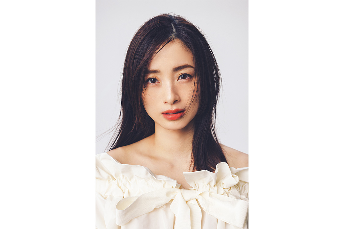 OVER40の女性向けファッション誌「andGIRL PLUS(アンドガール プリュス)Vol.02」に登場した上戸彩さん