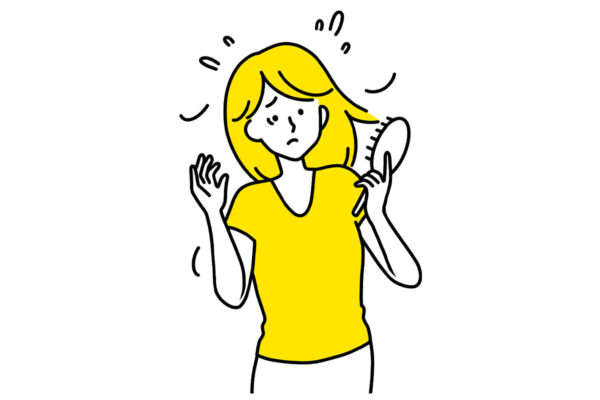 3人に1人が《春の抜け毛》に悩んでいる！？ 女性の抜け毛の原因と簡単なケア方法を解説！