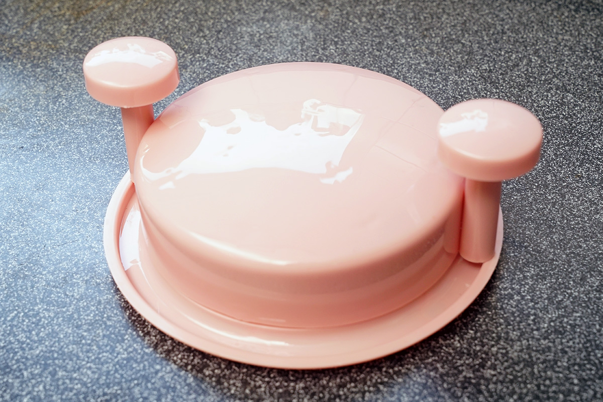 「ささみほぐしメーカー」を箱から取り出したところ。外観からはまったく何の道具かがわかりません。ちょっとユーモラスに感じるデザインです。