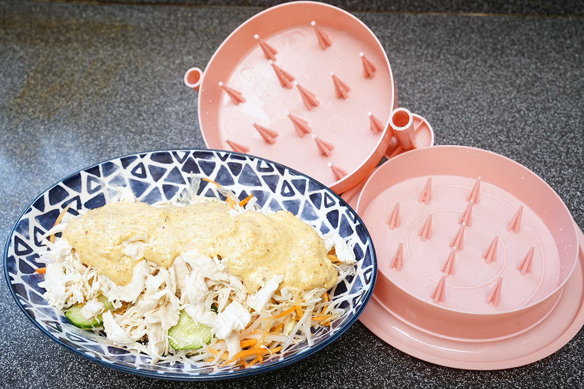 完成したサラダと「ささみほぐしメーカー」をいっしょに撮影しました。「ささみほぐしメーカー」は調理器具にはみえづらい印象です。