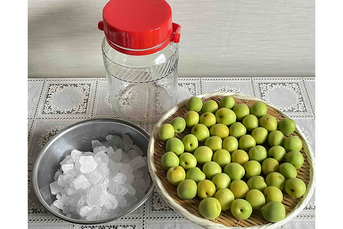 ▲青梅と氷砂糖、保存容器があれば、すぐに仕込めます!