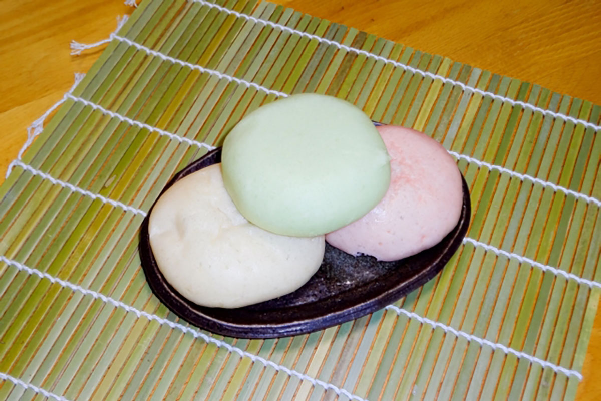 ▲「氷室まんじゅう」。白=清浄、赤=魔除け、緑=健康を表しているとか。