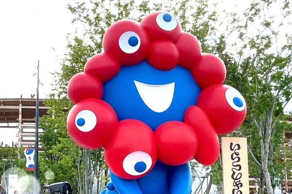【画像】あの“スーツ”がミャクミャク仕様に…！？芸能人たちのコーデを見る（5枚）