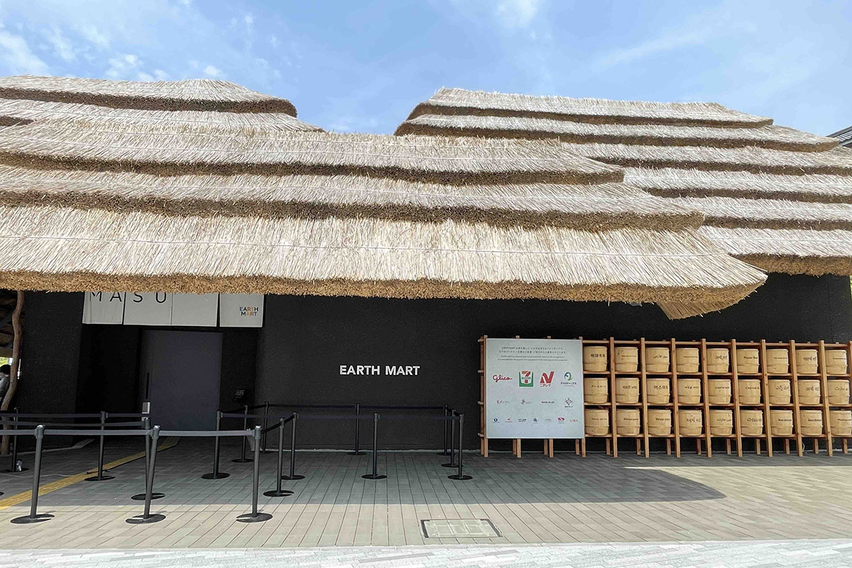 茅葺き屋根が印象的な「EARTH MART」。全国5カ所から集めた茅が使われています。